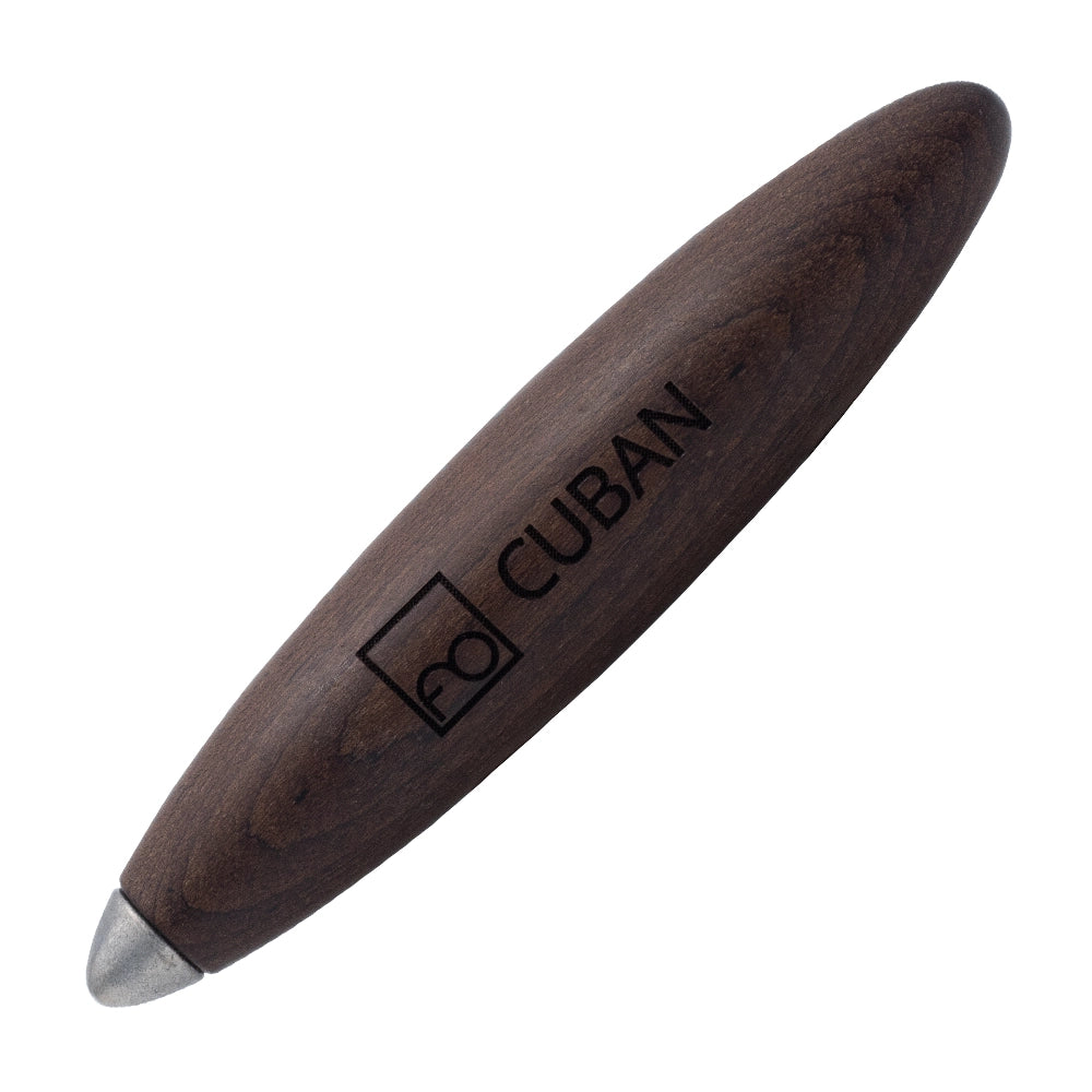 Stylo Forever Cuban Tabac incliné à 45 degrés sur un fond blanc, mettant en valeur sa finition en bois de tabac naturel. Ce stylo, conçu par Sergio Mori, allie élégance et innovation, fonctionnant sans encre ni recharge pour une écriture durable et écologique.