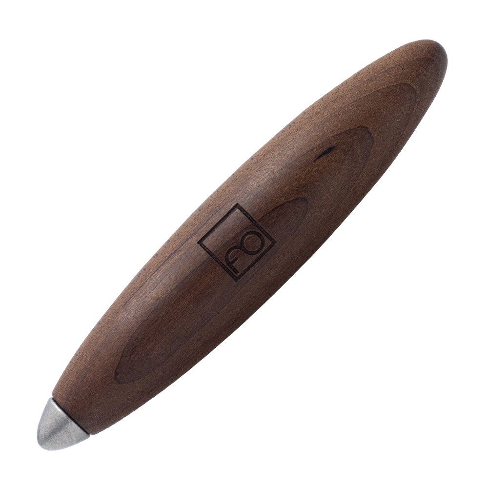 Stylo Forever Cuban Tabac incliné à 45 degrés sur un fond blanc, mettant en avant sa finition en bois de tabac naturel. Ce stylo innovant, conçu par Sergio Mori, est sans encre ni recharge, offrant une solution d'écriture élégante et écologique.