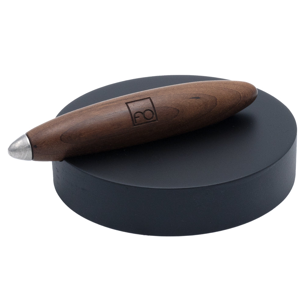 Stylo Forever Cuban Tabac posé sur sa base en bois de tabac assortie, présenté sur un fond blanc. La base accentue le design raffiné du stylo, offrant une vue complète de son bois de tabac et soulignant l'approche écologique et durable du produit.