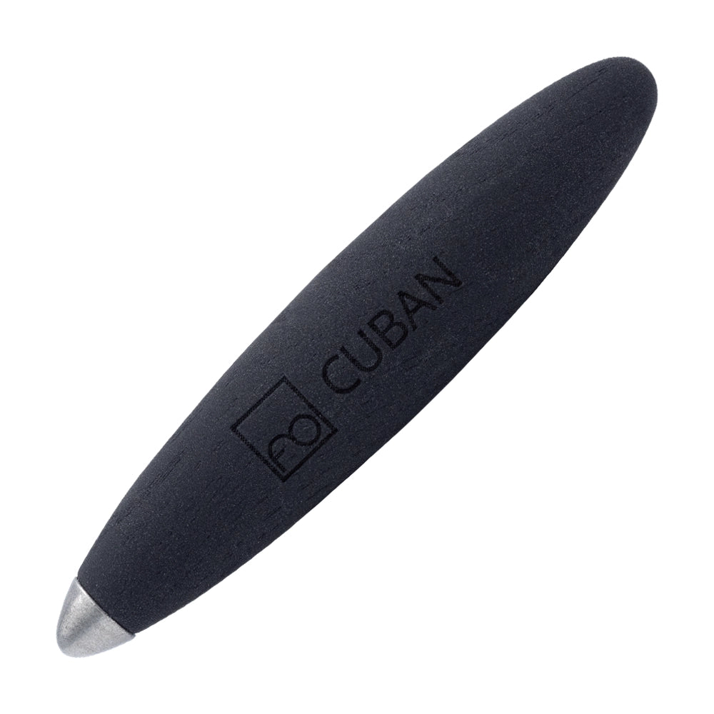 Stylo Forever Cuban Titane incliné à 45 degrés sur un fond blanc, montrant sa finition en titane durable. Ce stylo innovant, conçu par Sergio Mori, combine élégance et fonctionnalité sans nécessiter d'encre ni de recharge, offrant une alternative durable et moderne.