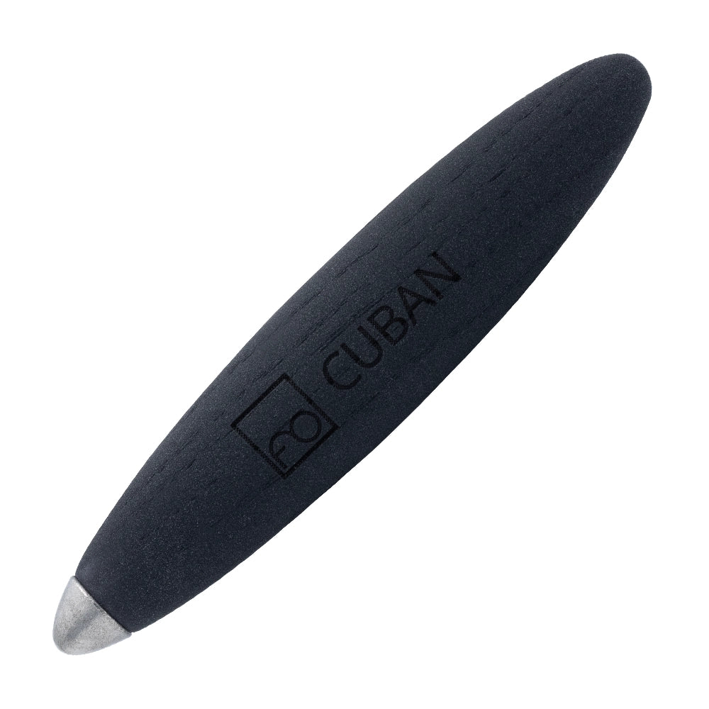 Stylo Forever Cuban Titanio incliné à 45 degrés sur un fond blanc, mettant en avant sa finition en titane robuste. Ce stylo innovant, conçu par Sergio Mori, est sans encre ni recharge, offrant une solution d'écriture élégante et durable.