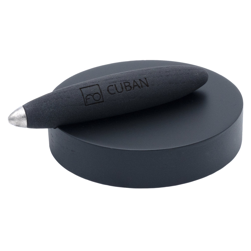 Stylo Forever Cuban Titanio posé sur sa base en titane assortie, présenté sur un fond blanc. La base souligne la finition moderne et élégante du stylo, mettant en valeur son design innovant et sa durabilité exceptionnelle.