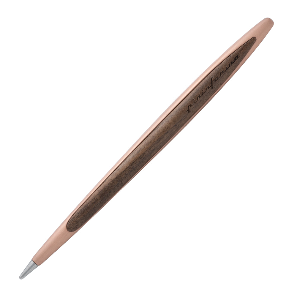 Stylo Forever Pininfarina Cambiano en cuivre incliné à 45 degrés sur un fond blanc, montrant sa finition en cuivre brillant. Ce stylo, conçu par Pininfarina, combine élégance et innovation avec un design sans encre ni recharge.