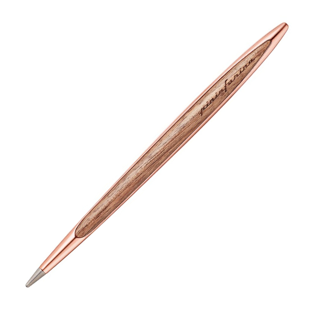Stylo Forever Pininfarina Cambiano en or rose incliné à 45 degrés sur un fond blanc, mettant en avant sa finition élégante en or rose. Ce stylo, conçu par Pininfarina, allie sophistication et technologie sans encre, offrant une alternative durable pour l'écriture.