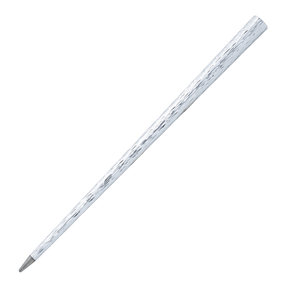 Stylo Forever Pretiosa en aluminium brossé incliné à 45 degrés sur un fond blanc, mettant en avant sa finition élégante en aluminium brossé. Ce stylo allie sophistication et fonctionnalité avec un design sans encre, offrant une expérience d'écriture durable.