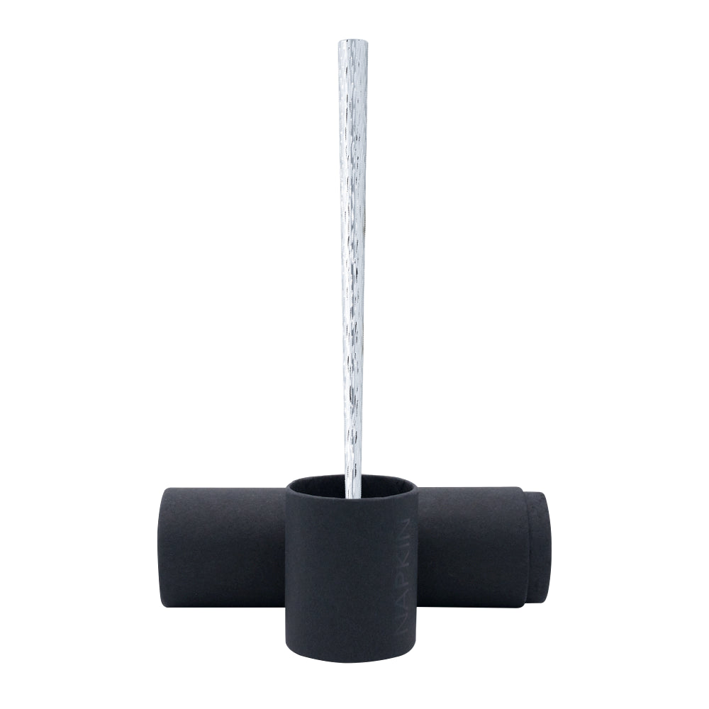 Stylo Forever Pretiosa en aluminium brossé posé sur son écrin cylindrique assorti, présenté sur un fond blanc. L'écrin en forme cylindrique offre à la fois une protection élégante et un affichage raffiné du stylo, soulignant son design moderne et durable.