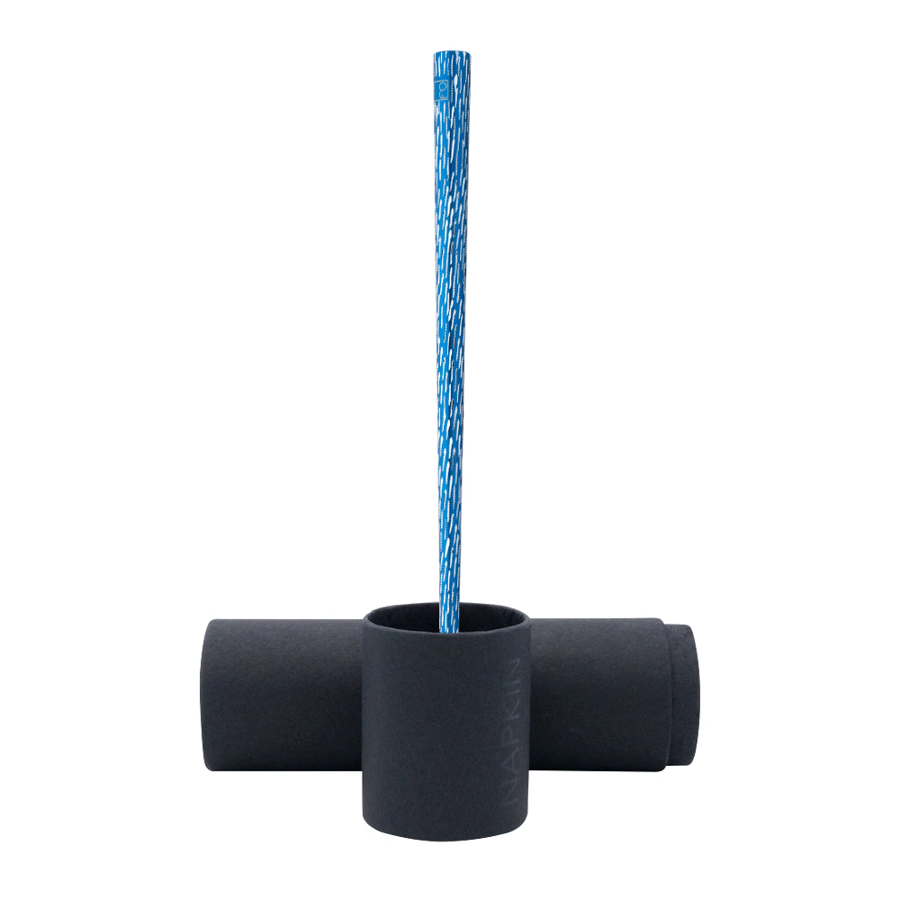 Stylo Forever Pretiosa en bleu électrique posé sur son écrin cylindrique noir, présenté sur un fond blanc. L'écrin en forme cylindrique offre une présentation élégante et protège le stylo, mettant en valeur son design vibrant et moderne.