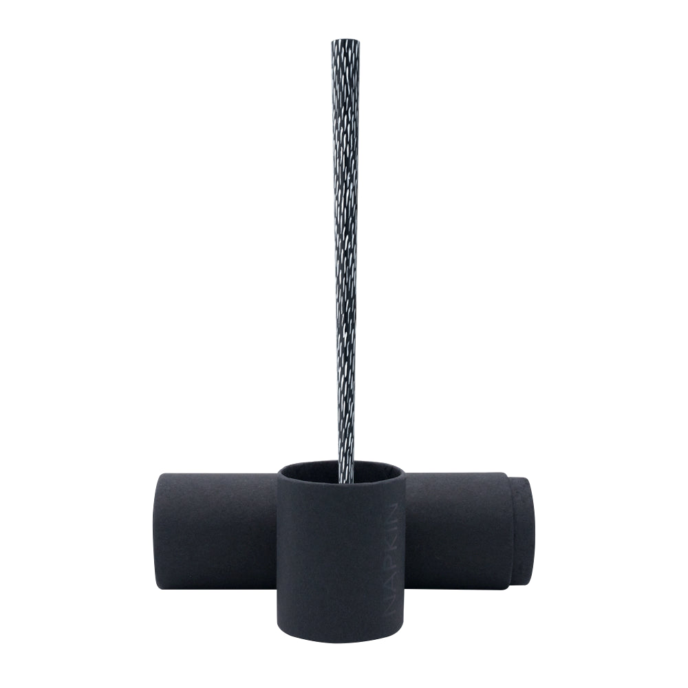 Stylo Forever Pretiosa en noir posé sur son écrin cylindrique noir, présenté sur un fond blanc. L'écrin en forme cylindrique protège le stylo tout en mettant en valeur sa finition noire élégante et son design moderne.