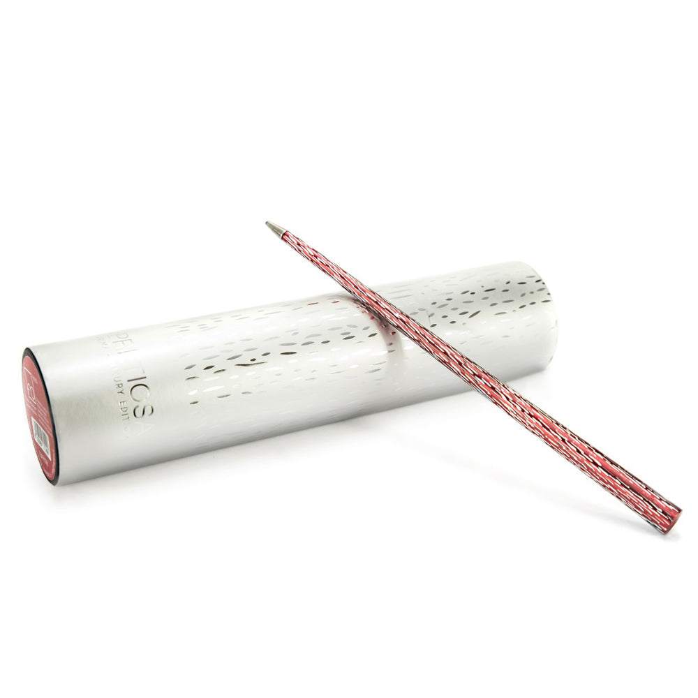 Stylo Forever Pretiosa en rouge posé sur son écrin cylindrique assorti, présenté sur un fond blanc. L'écrin cylindrique protège le stylo tout en mettant en valeur sa couleur rouge vive et son design moderne.