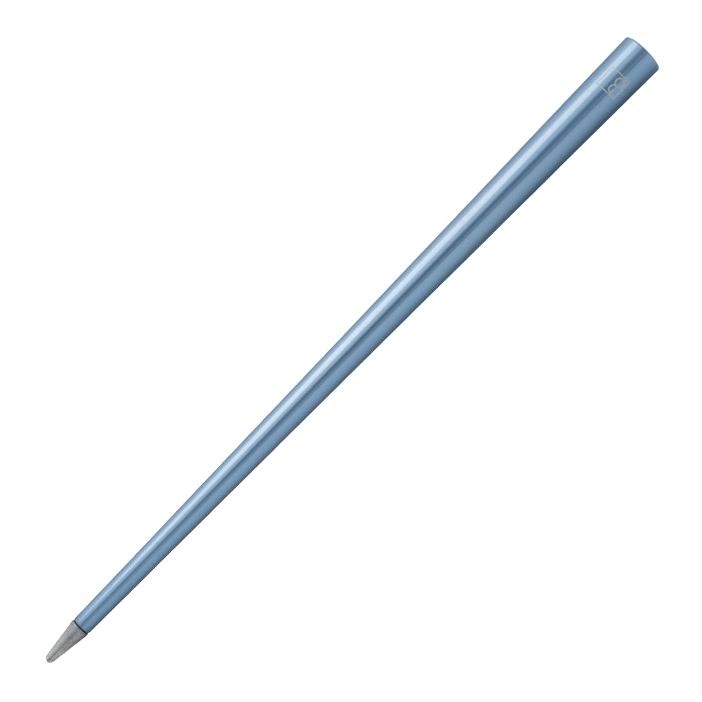 Stylo Forever Prima en bleu avio incliné à 45 degrés sur un fond blanc, mettant en avant sa finition élégante en bleu avio. Ce stylo combine un design sophistiqué avec une technologie d'écriture sans encre, offrant une expérience d'écriture fluide et moderne.