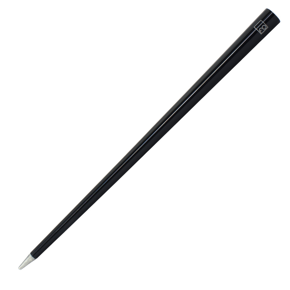 Stylo Forever Prima en noir incliné à 45 degrés sur un fond blanc, mettant en avant sa finition élégante en noir. Ce stylo combine un design sophistiqué et intemporel avec une technologie d'écriture sans encre, offrant une expérience d'écriture fluide et moderne avec une touche de raffinement en noir.