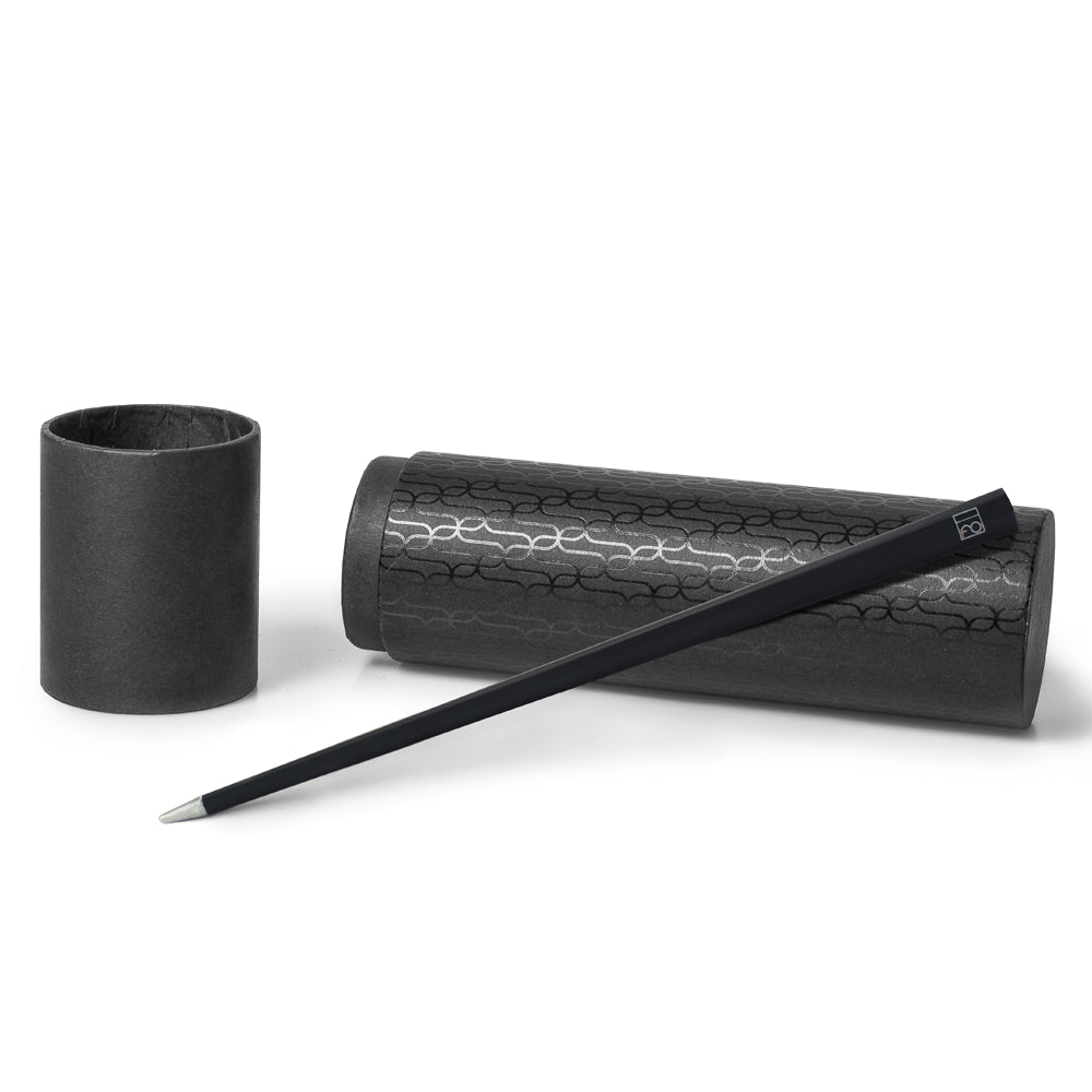 Stylo Forever Prima en noir posé sur son écrin cylindrique noir avec des motifs, présenté sur un fond blanc. L'écrin cylindrique protège le stylo tout en mettant en valeur sa couleur noire élégante et son design moderne