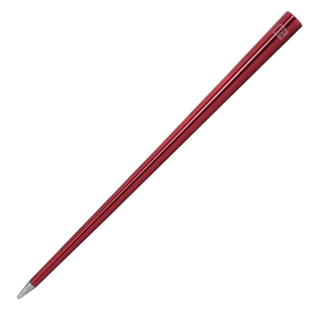 Stylo Forever Prima en rouge incliné à 45 degrés sur un fond blanc, mettant en avant sa finition vive et éclatante. Ce stylo combine un design moderne avec une technologie d'écriture sans encre, offrant une expérience d'écriture fluide et dynamique avec une touche de couleur rouge vibrante.