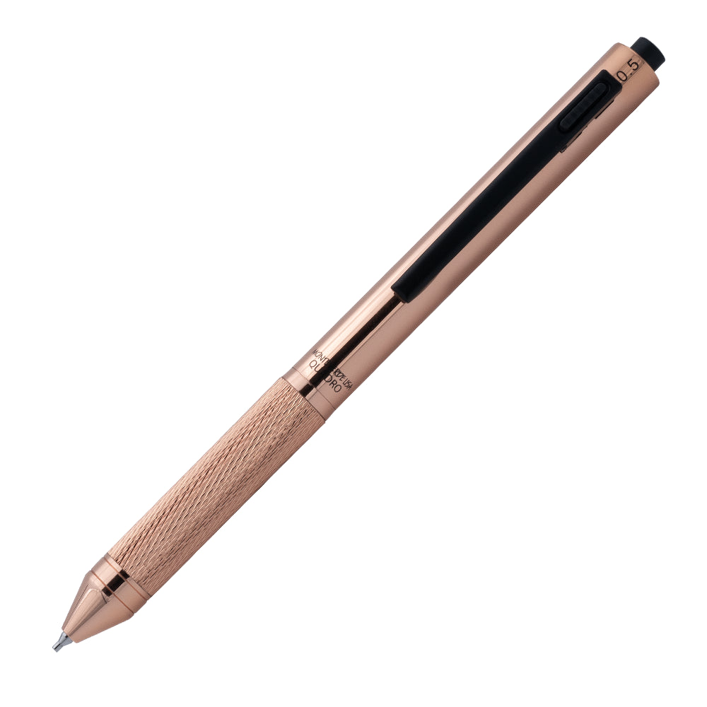 Un stylo Monteverde Quadro 4 en 1, incliné à 45 degrés, est présenté sur un fond blanc. Le stylo 4 en 1 se distingue par son design polyvalent et élégant, intégrant quatre fonctions différentes dans un seul stylo.