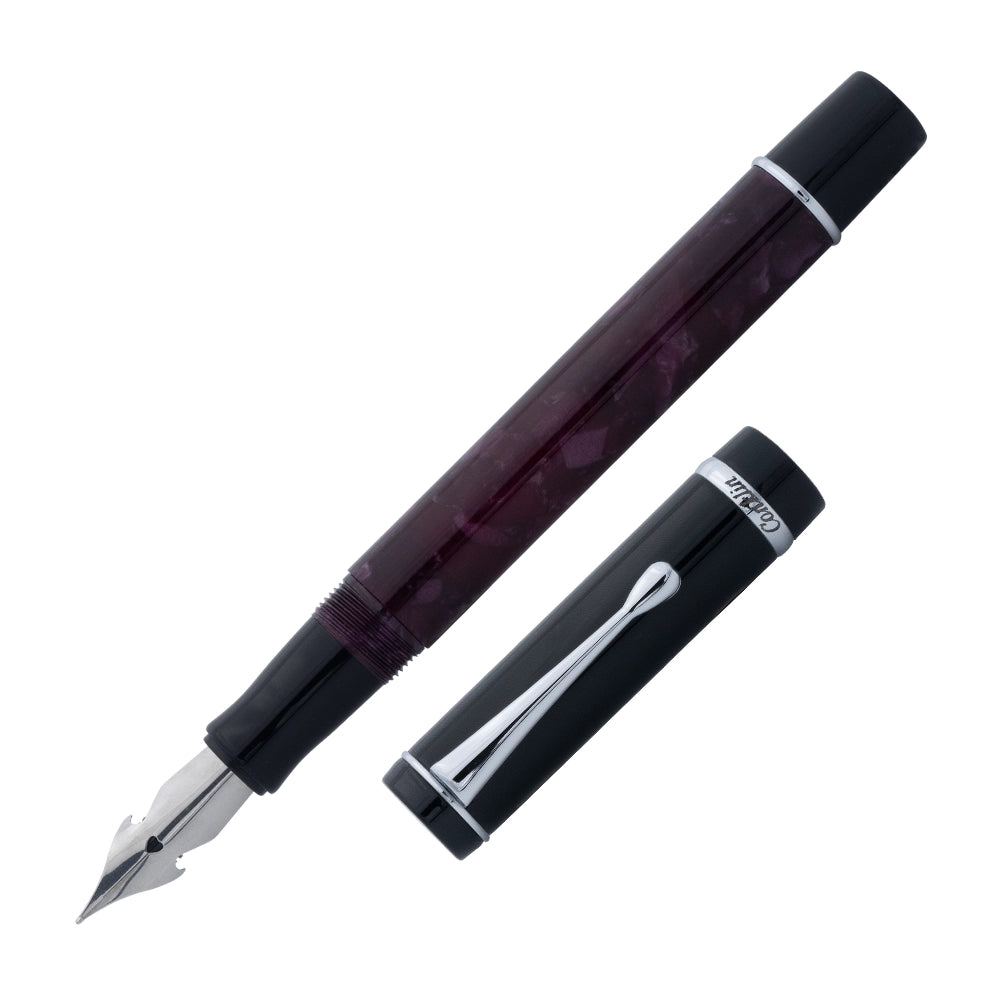 Un stylo plume Conklin Duragraph Omniflex en série limitée, incliné à 45 degrés avec le bouchon retiré, est présenté sur un fond blanc. Ce stylo plume se distingue par son design unique et sa finition raffinée, mettant en avant la qualité exceptionnelle et la rareté de l'édition limitée.