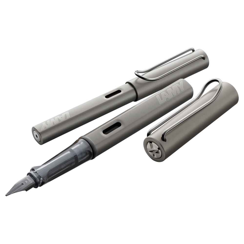 Un stylo plume Lamy LX en finition ruthénium, incliné à 45 degrés avec le bouchon retiré, est présenté sur un fond blanc. Le stylo plume se distingue par son design élégant avec une finition en métal ruthénium, offrant un look moderne et sophistiqué.