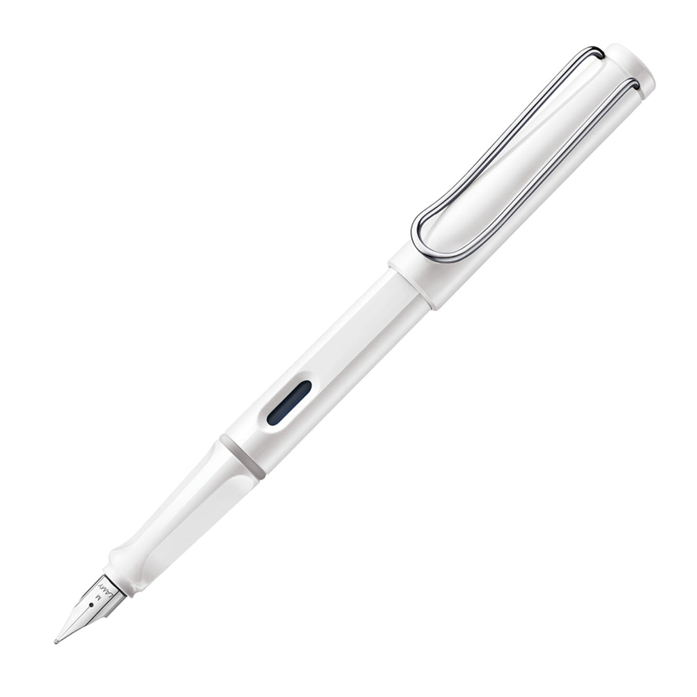 Un stylo plume Lamy Safari modèle blanc, incliné à 45 degrés avec le bouchon retiré, est présenté sur un fond blanc. Ce stylo plume, connu pour son design ergonomique et sa construction robuste, offre une finition moderne et fonctionnelle, typique de la gamme Safari.
