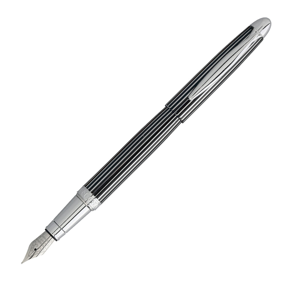 Un stylo plume Maggiore iPen 2 de la marque Enzo Varini, incliné à 45 degrés avec le bouchon retiré, est visible sur un fond blanc. Le design élégant de ce stylo plume, associé à des attributs raffinés, est bien mis en valeur.