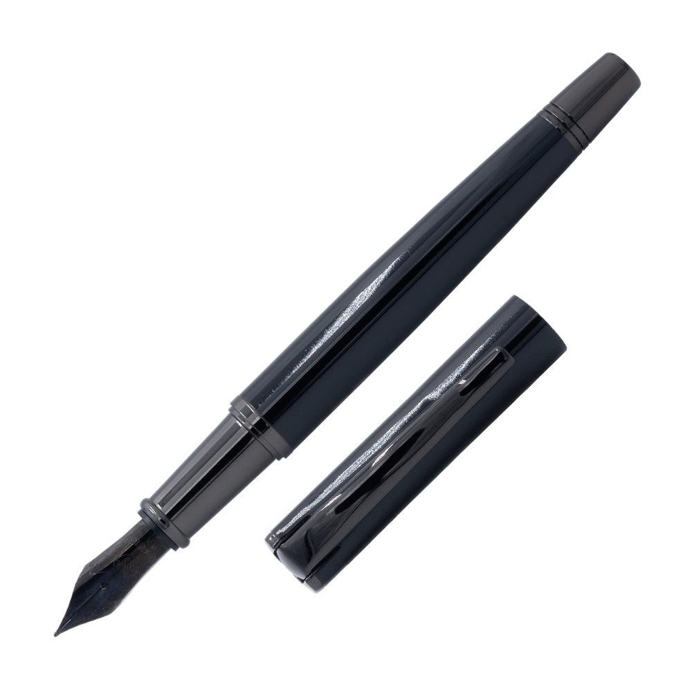 Un stylo plume Monteverde Impressa, incliné à 45 degrés avec le bouchon retiré, est présenté sur un fond blanc. Le stylo plume se distingue par son design élégant et moderne, avec une finition raffinée qui met en valeur son caractère sophistiqué.