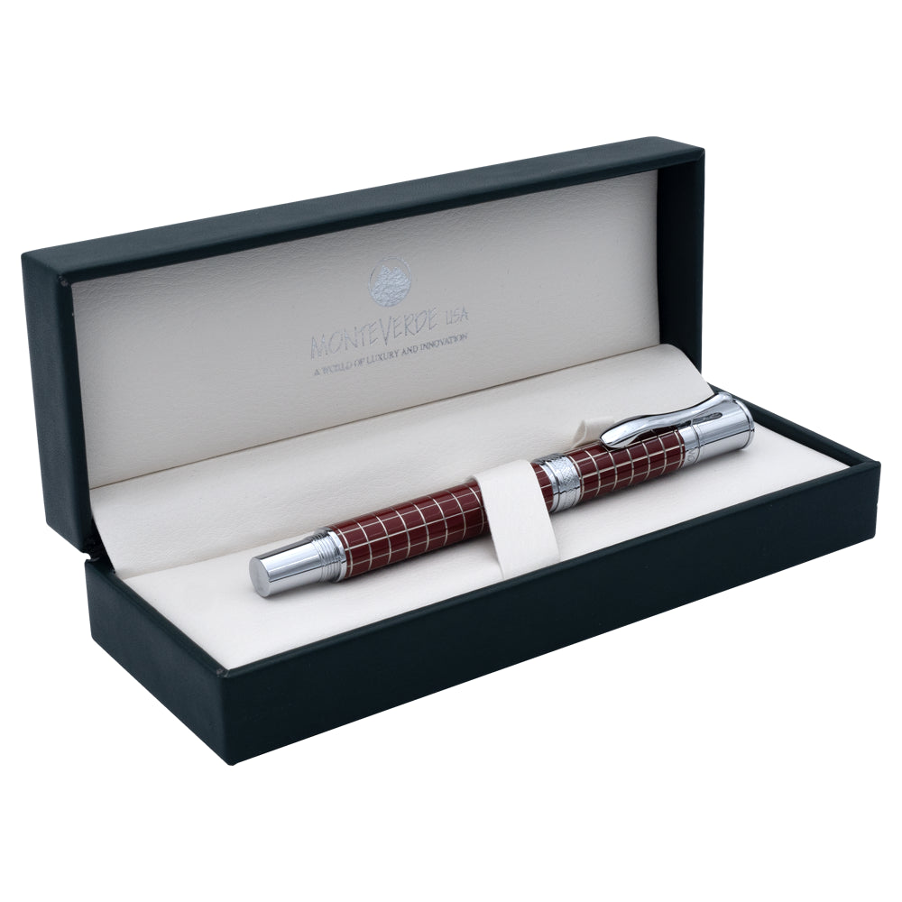Stylo plume Monteverde Jewelria Executive en rouge bordeaux avec motif en grille posé dans son écrin normal, présenté sur un fond blanc. L'écrin met en valeur le design sophistiqué et la finition élégante du stylo, tout en offrant une protection adéquate