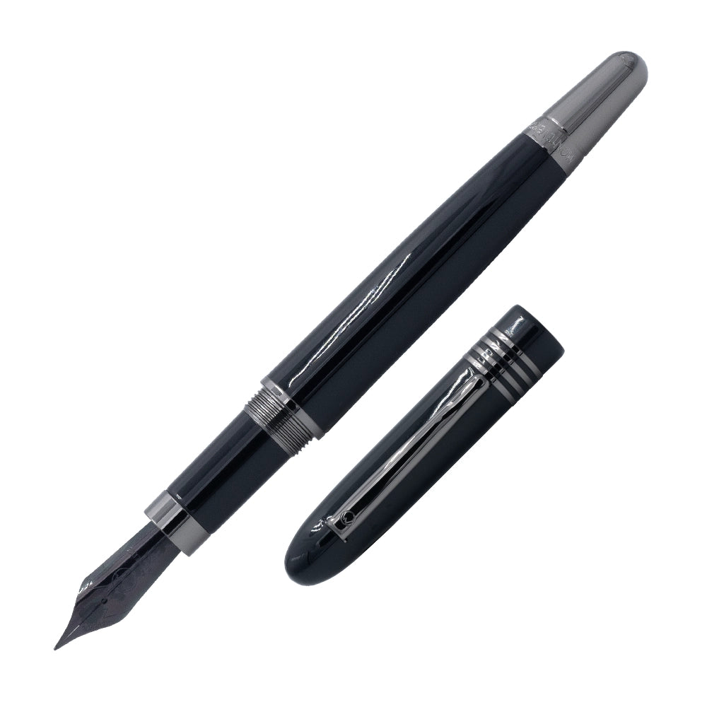 Un stylo plume Monteverde Mountains of the World, incliné à 45 degrés avec le bouchon retiré, est présenté sur un fond blanc. Le stylo plume se distingue par son design unique inspiré des montagnes, avec des détails raffinés et une finition élégante.