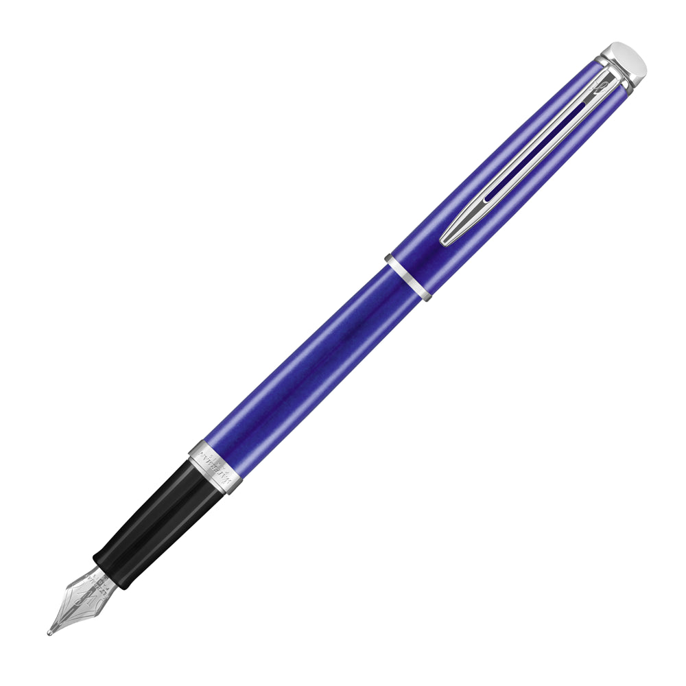 Stylo plume Waterman Hemisphere Bleu Vif Métal, présenté à un angle de 45°. Ce stylo plume élégant avec un corps en métal bleu vif et une plume moyenne offre une expérience d'écriture fluide et raffinée.