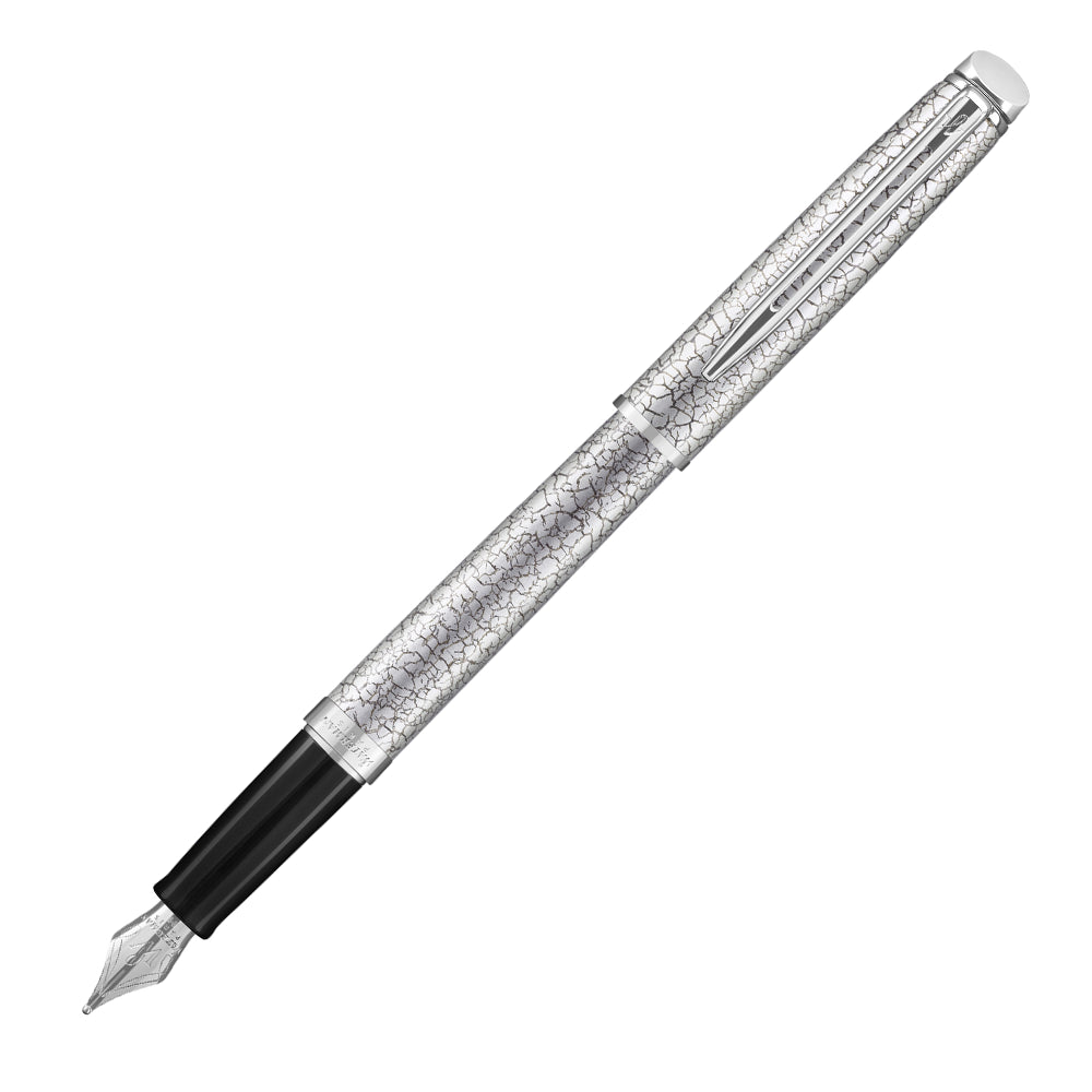 Stylo plume Waterman Hemisphere Deluxe Gris, présenté à un angle de 45°. Ce stylo plume sophistiqué avec un corps en métal gris offre une écriture fluide et élégante grâce à sa plume moyenne.