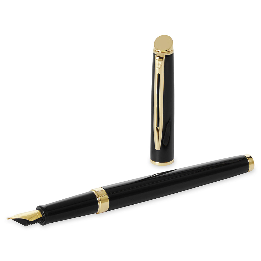 Stylo plume Waterman Hemisphere Laqué Noir, présenté à un angle de 45°. Ce stylo plume élégant avec un corps laqué noir et une plume moyenne offre une expérience d'écriture fluide et sophistiquée.