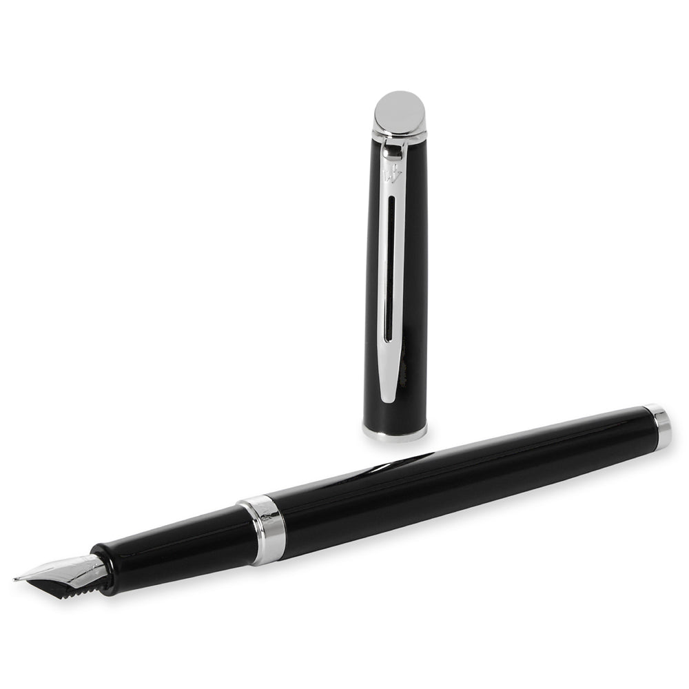 Stylo plume Waterman Hemisphere Noir, présenté à un angle de 45°. Ce stylo plume élégant avec un corps noir et une plume moyenne offre une expérience d'écriture fluide et professionnelle.