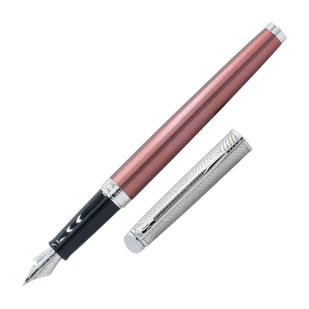 Stylo plume Waterman Hemisphere Collection Privée en Rose Cuivre et Chrome, présenté à un angle de 45°. Ce stylo plume élégant allie une finition en cuivre rose et des détails en chrome, offrant une écriture fluide et un design sophistiqué.