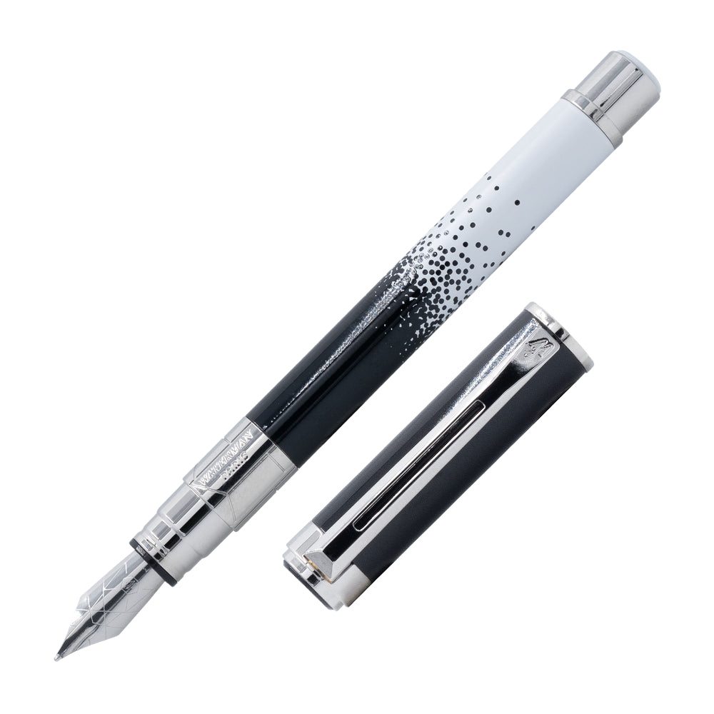 Stylo plume Waterman Perspective avec Design Ombres et Lumières, présenté à un angle de 45°. Ce stylo plume allie une finition élégante avec des motifs d'ombres et de lumières pour une expérience d'écriture raffinée et visuellement attrayante.