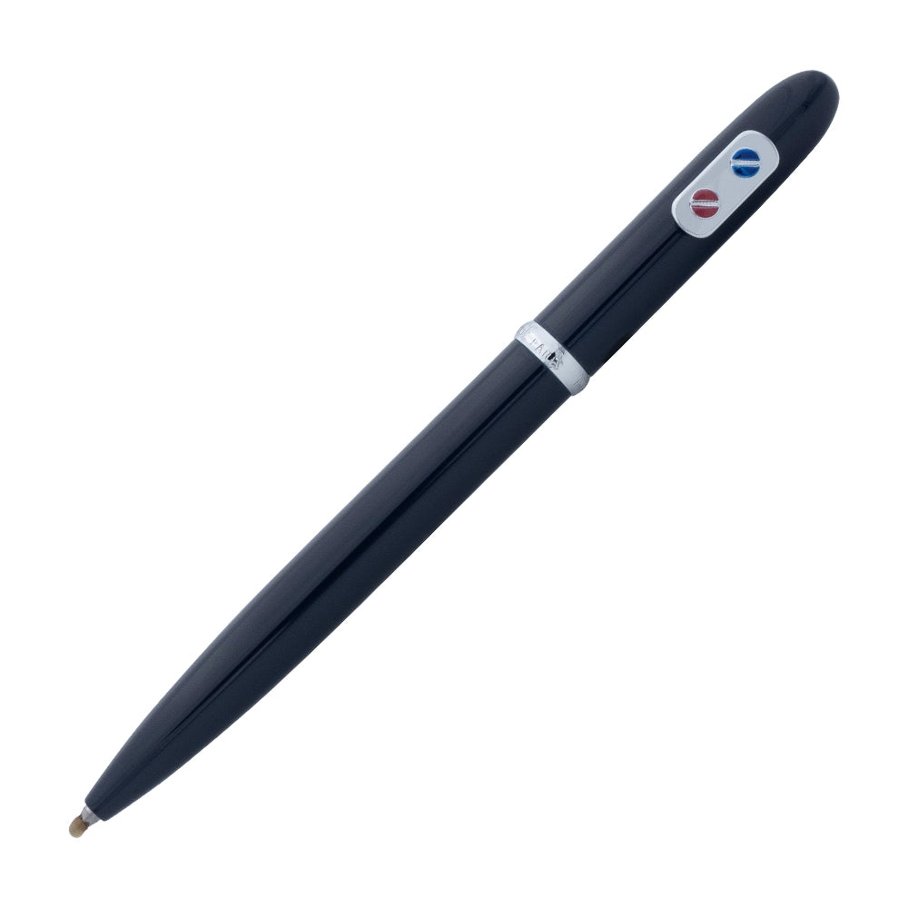 Un stylo roller bleu marine avec attributs chromés de la marque Inès de la Fressange est incliné à 45 degrés sur un fond blanc.