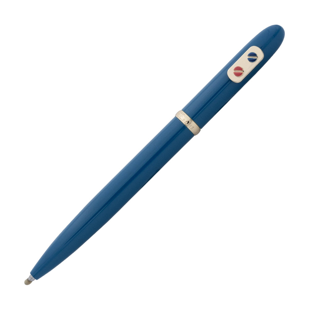 Un stylo roller bleu sarcelle avec attributs dorés de la marque Inès de la Fressange est incliné à 45 degrés, sur un fond blanc.