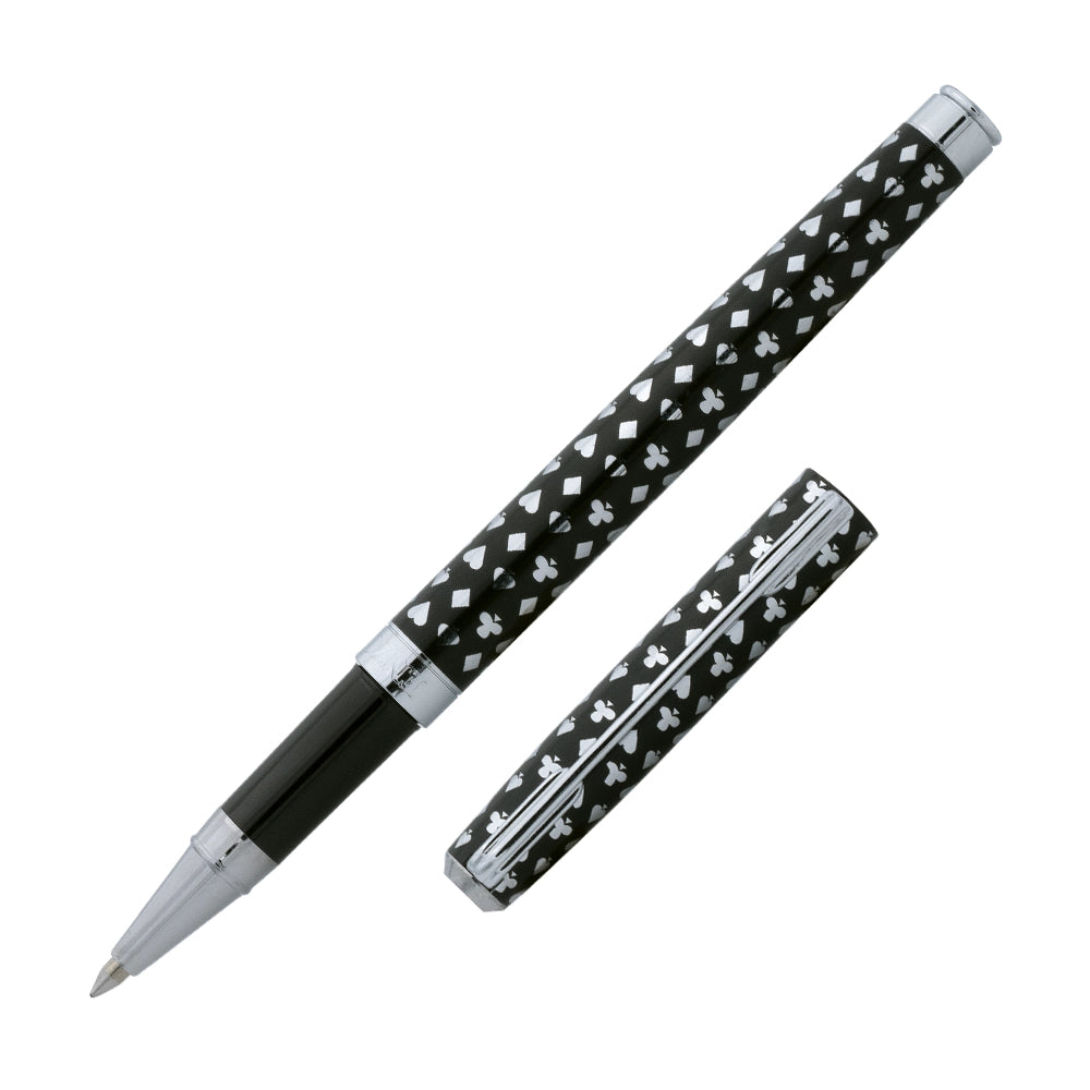 Un stylo roller Enzo Varini Archetto Poker, incliné à 45 degrés avec le bouchon retiré, est présenté sur un fond blanc. Le stylo roller se distingue par son design élégant et ses détails raffinés, typiques de la collection Archetto Poker.