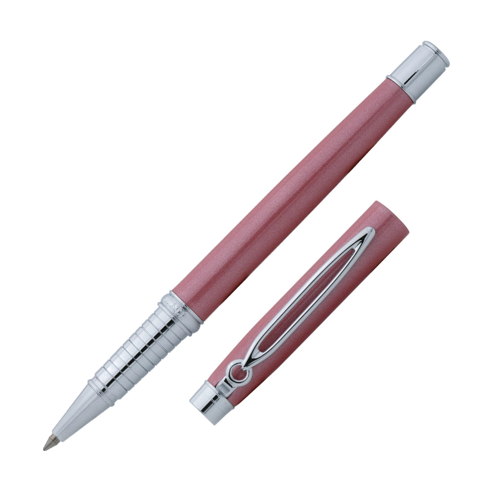 Un stylo roller Enzo Varini Sano Coral, incliné à 45 degrés avec le bouchon retiré, est présenté sur un fond blanc. Le stylo roller est caractérisé par une finition élégante en couleur corail, offrant un design moderne et raffiné.