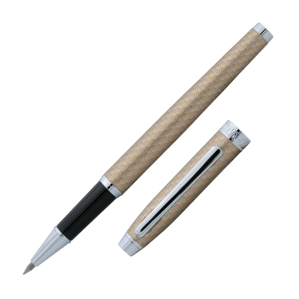 Un stylo roller Enzo Varini Taormina XL Onde, incliné à 45 degrés avec le bouchon retiré, est présenté sur un fond blanc. Le stylo roller se distingue par son design élégant et ses ondulations distinctives, offrant une apparence moderne et raffinée.
