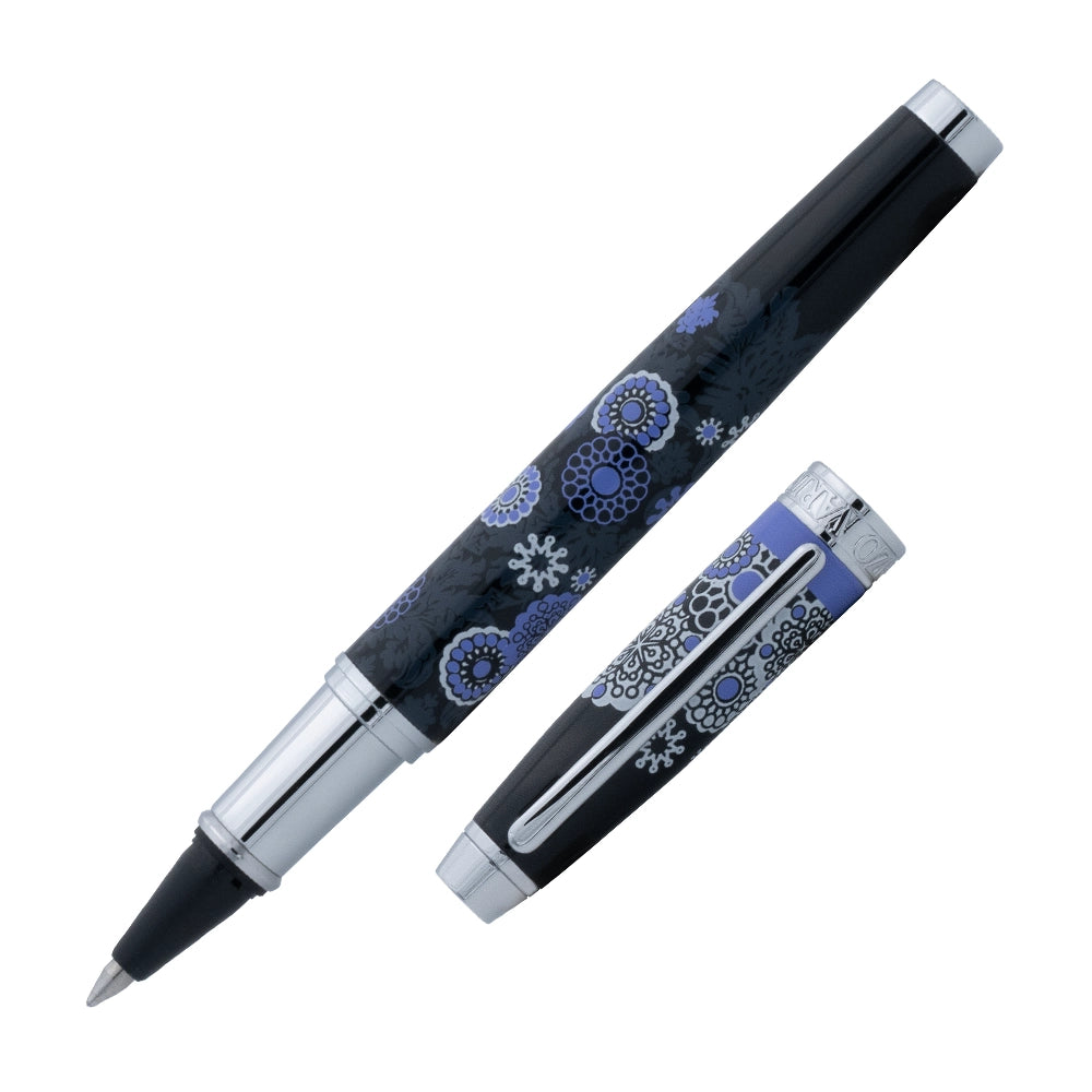 Un stylo roller à cartouche Mini Taormina Design de la marque Enzo Varini, incliné à 45 degrés avec le bouchon retiré, est présenté sur un fond blanc. Le stylo roller se distingue par son design compact et raffiné, avec des finitions élégantes.