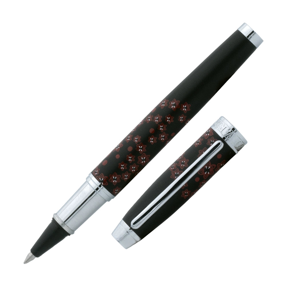 Un stylo roller à cartouche Mini Taormina Peggy de la marque Enzo Varini, incliné à 45 degrés avec le bouchon retiré, est présenté sur un fond blanc. Le stylo roller affiche un design compact et élégant avec des détails distinctifs de la série Peggy.