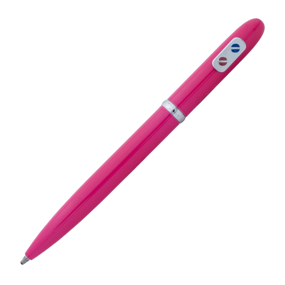 Un stylo roller rose avec attributs chromés de la marque Inès de la Fressange est incliné à 45 degrés, sur un fond blanc.