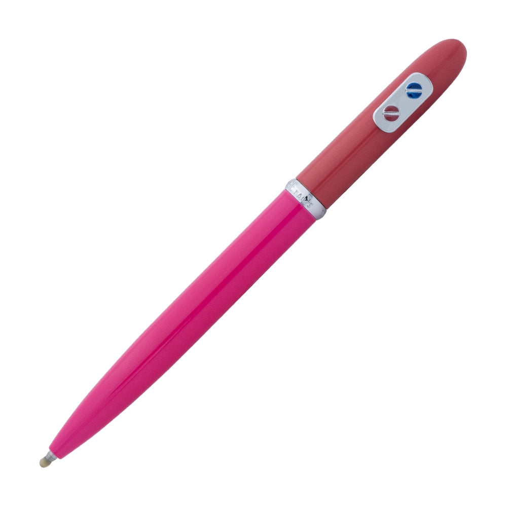 Un stylo roller rose rouge avec attributs chromés de la marque Inès de la Fressange est incliné à 45 degrés, sur un fond blanc.