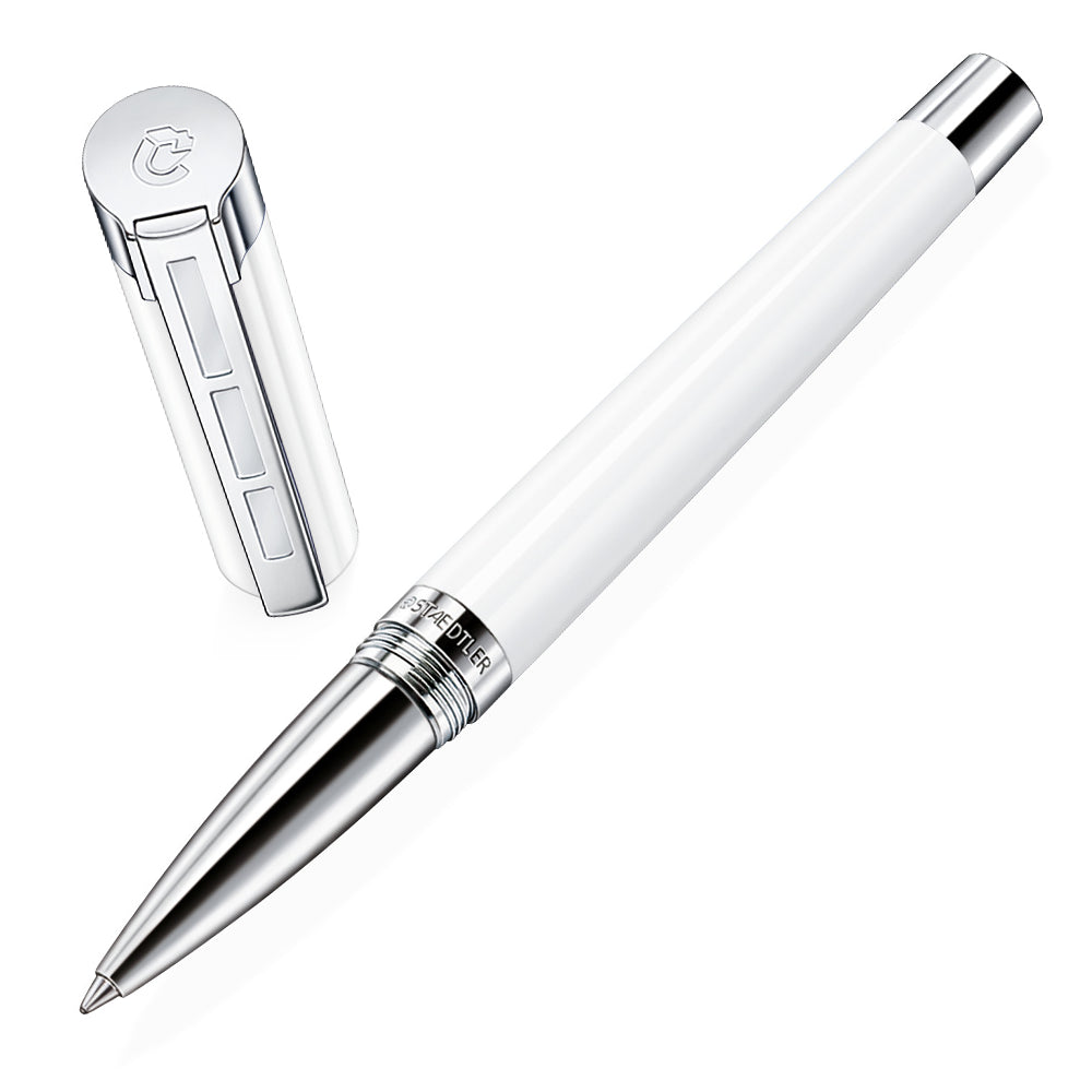 Stylo roller Staedtler Resina en blanc avec finitions chrome brillant, présenté à un angle de 45°. Ce stylo combine une élégance moderne avec des finitions chromées pour une écriture fluide et raffinée.