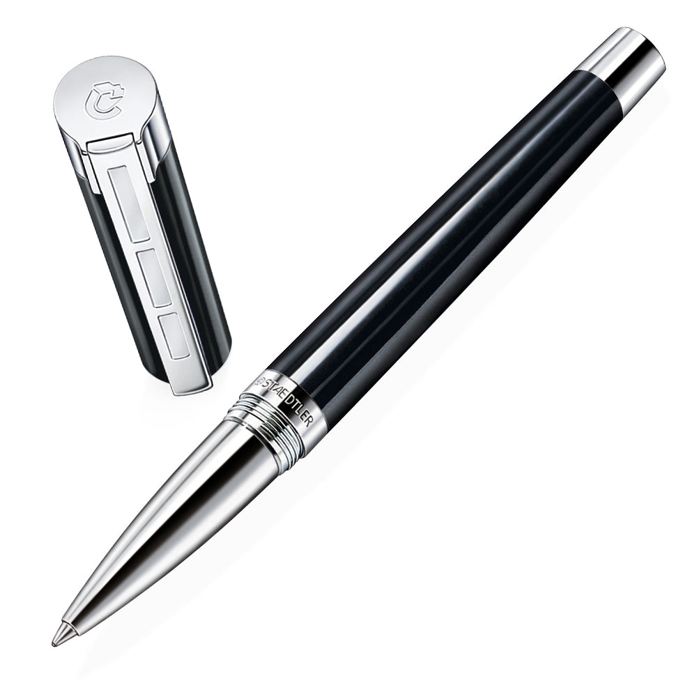 Stylo roller Staedtler Resina en noir avec finitions chrome brillant, présenté à un angle de 45°. Ce stylo allie élégance et modernité avec sa finition brillante et son design sophistiqué pour une écriture fluide.