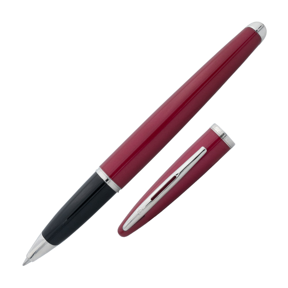 Stylo roller Waterman Carene Rouge Éclat, présenté à un angle de 45°. Ce stylo roller élégant avec une finition rouge éclat et des attributs en palladium offre une expérience d'écriture fluide et sophistiquée.