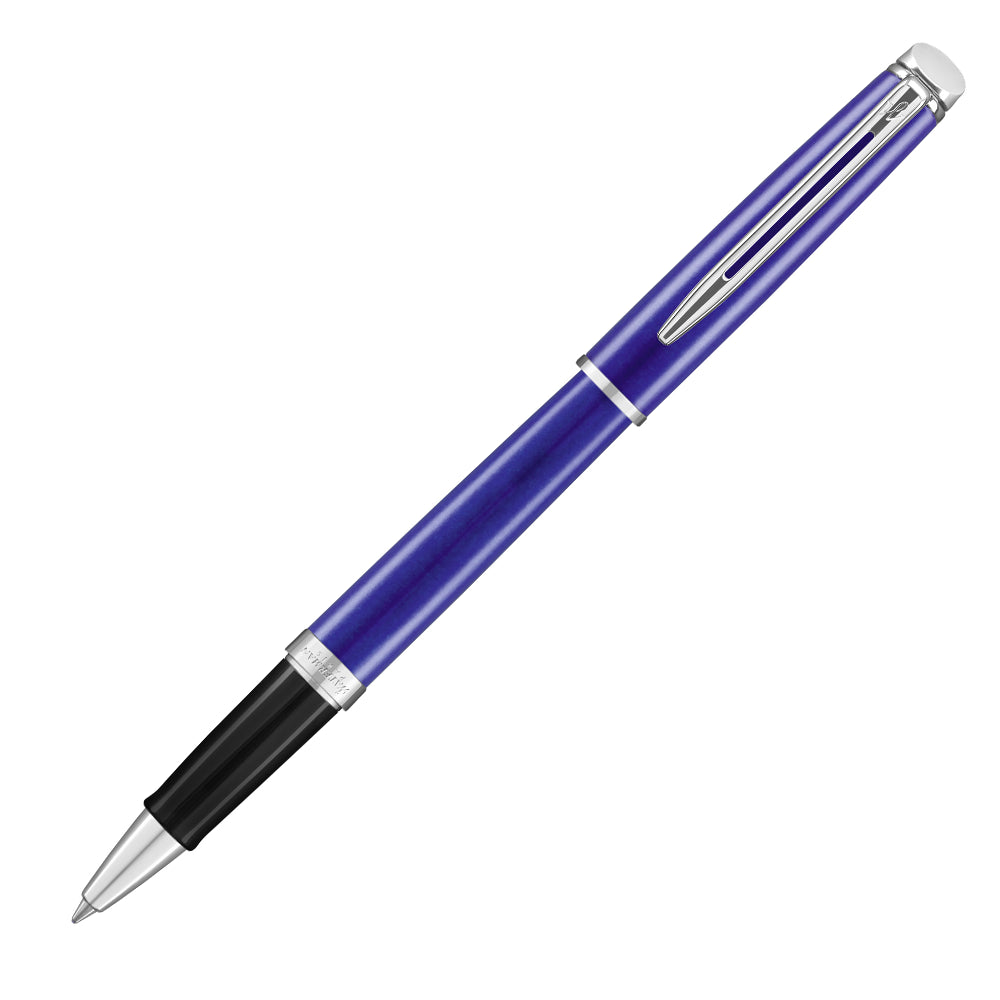 Stylo roller Waterman Hemisphere Bleu Vif Métal, présenté à un angle de 45°. Ce stylo roller au design moderne avec des attributs chromés et une couleur d'écriture bleue garantit une performance d'écriture fluide et élégante.