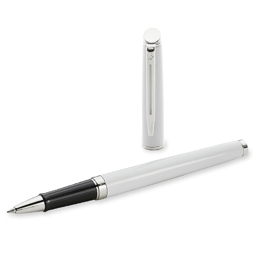 Stylo roller Waterman Hemisphere Laqué Blanc, présenté à un angle de 45°. Ce stylo roller avec finition laquée blanche et attributs chromés assure une écriture fluide et élégante.