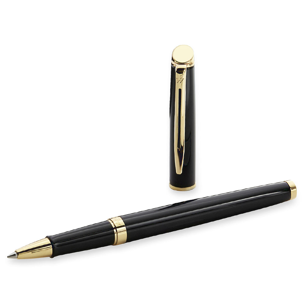 Stylo roller Waterman Hemisphere Laqué Noir, présenté à un angle de 45°. Ce stylo roller élégant avec une finition laquée noire et des attributs dorés offre une expérience d'écriture fluide et sophistiquée."