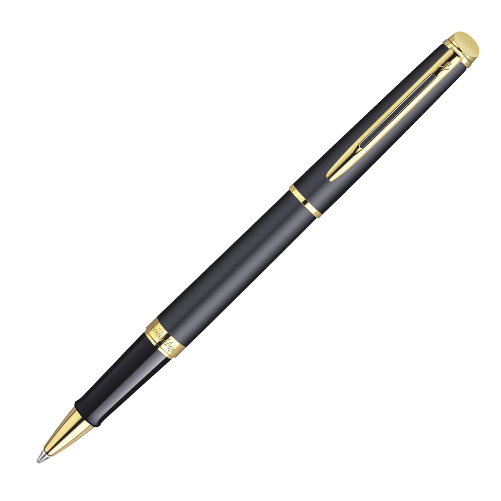 Stylo roller Waterman Hemisphere Noir Mat, présenté à un angle de 45°. Ce stylo roller avec une finition noire mate et des attributs en or 23K allie élégance et performance pour une écriture fluide et sophistiquée.