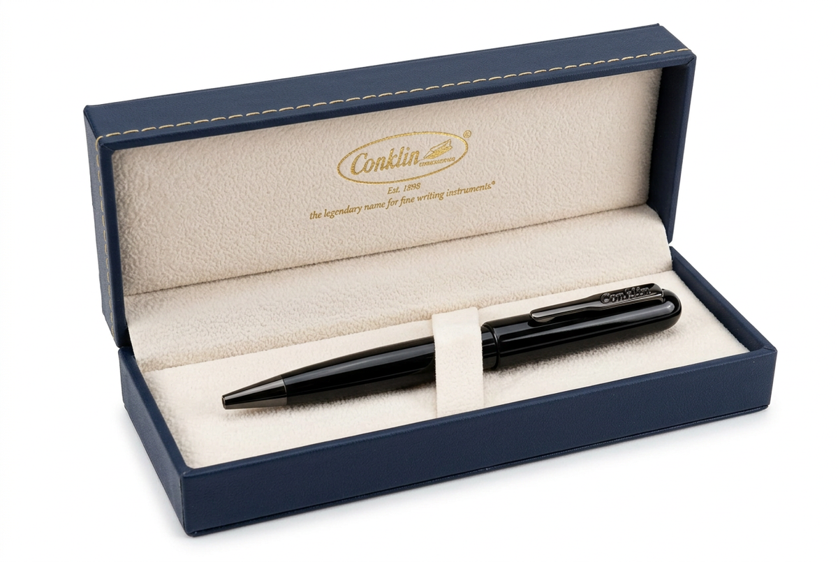 Vue du stylo bille Conklin All American Raven Black dans son écrin Conklin bleu nuit
