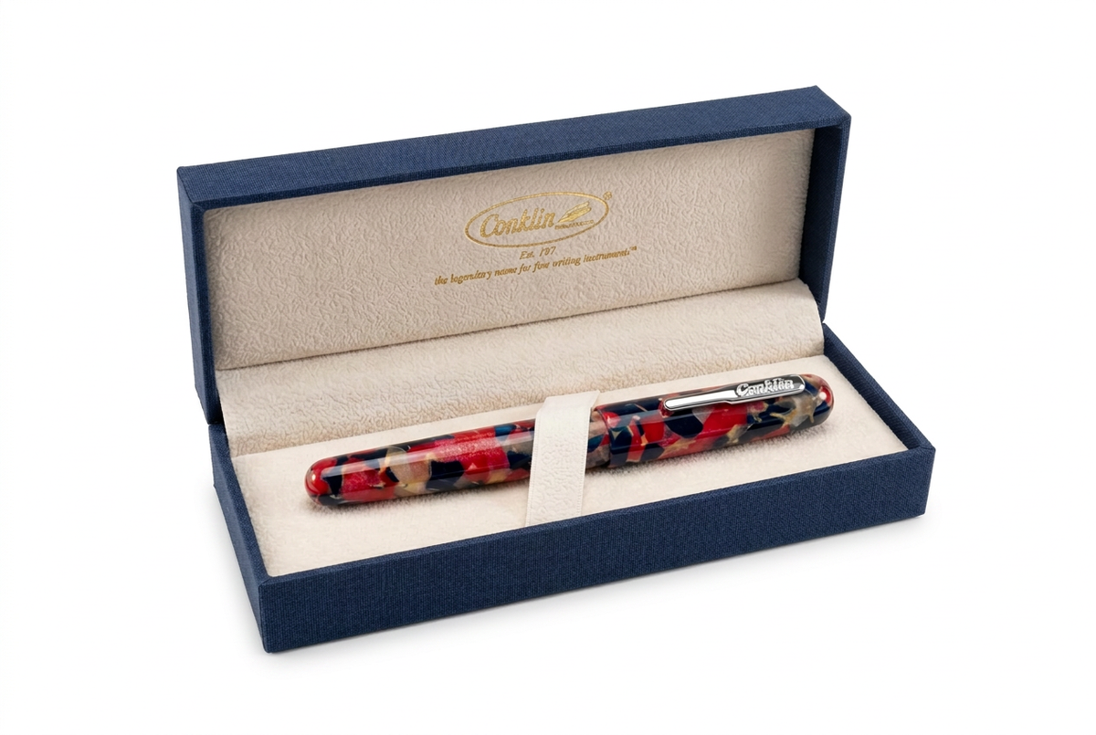 Vue du stylo plume Conklin All American Old Glory dans son écrin Conklin, fond très blanc