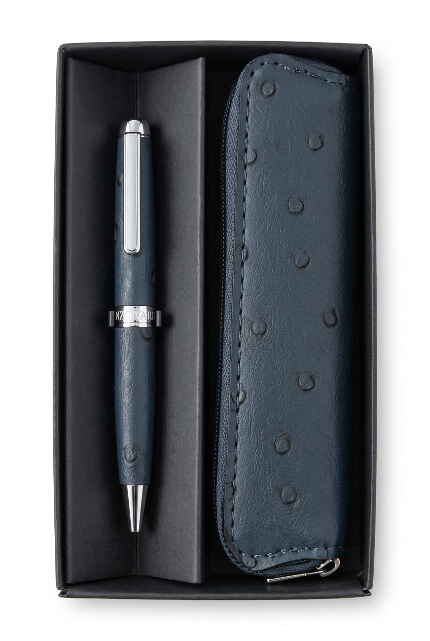 Coffret ouvert avec mini stylo bille bleu marine et trousse simili cuir, gravure sur la bague